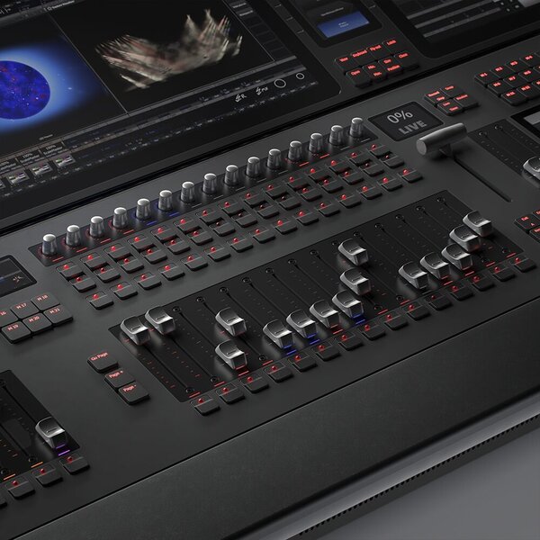 Practical Guide to DMX Lighting Consoles: An essential overview for navigating the professional lighting world AE-Console luci DMX-02.jpg
