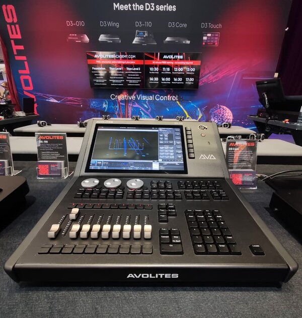 Practical Guide to DMX Lighting Consoles: An essential overview for navigating the professional lighting world AE-Console luci DMX-09.jpg