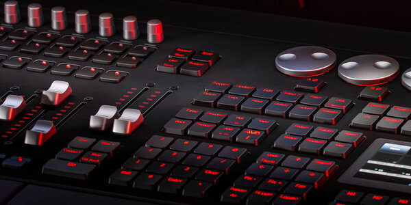 Practical Guide to DMX Lighting Consoles: An essential overview for navigating the professional lighting world AE-Console luci DMX-10.jpg